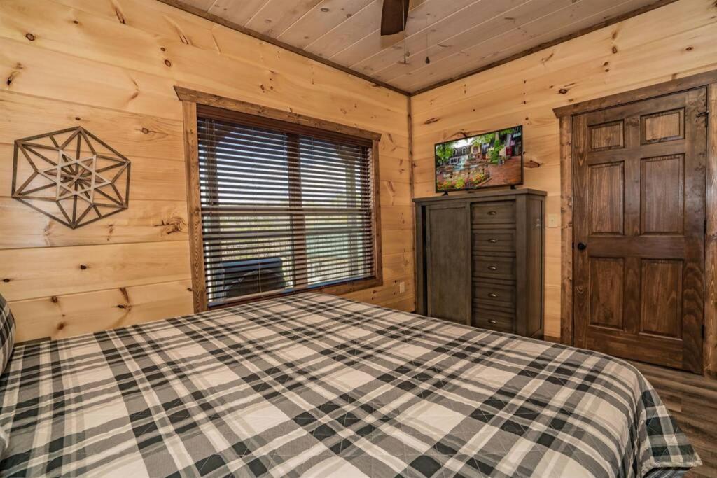 Shelter Me - 5 Miles To Dollywood , Hot Tub, Wi-Fi, Game Room Pigeon Forge Exterior photo