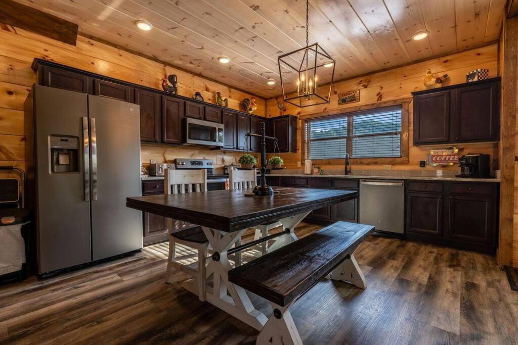 Shelter Me - 5 Miles To Dollywood , Hot Tub, Wi-Fi, Game Room Pigeon Forge Exterior photo